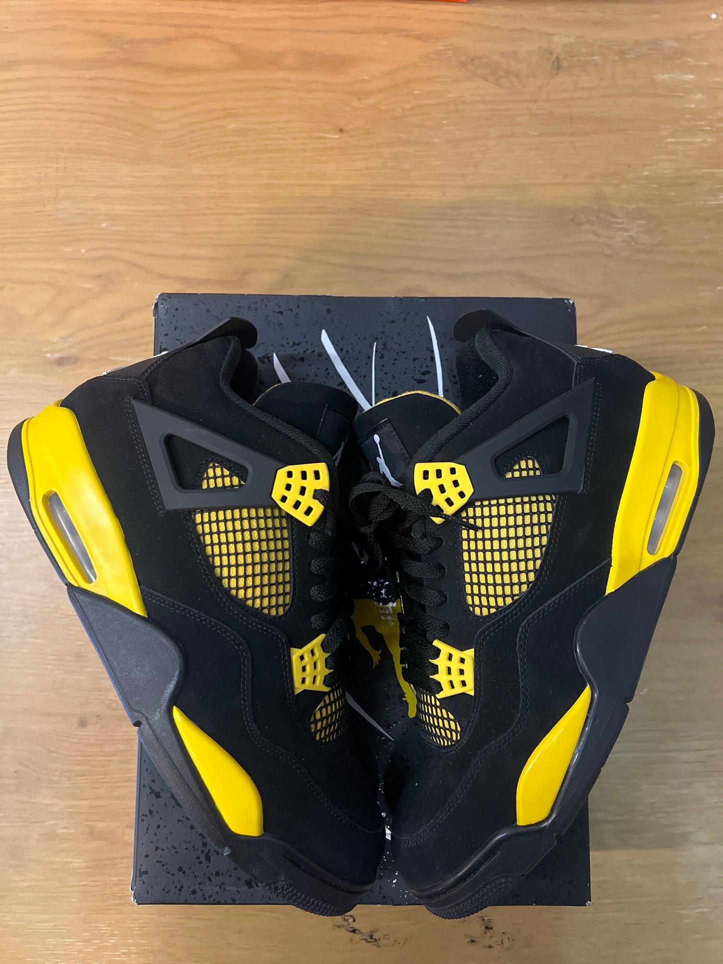 AIR JORDAN 4 RETRO THUNDER 2023 USED SIZE 12