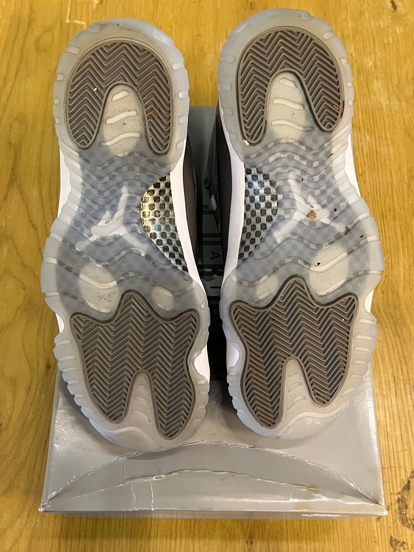 AIR JORDAN 11 cool grey used sz 9