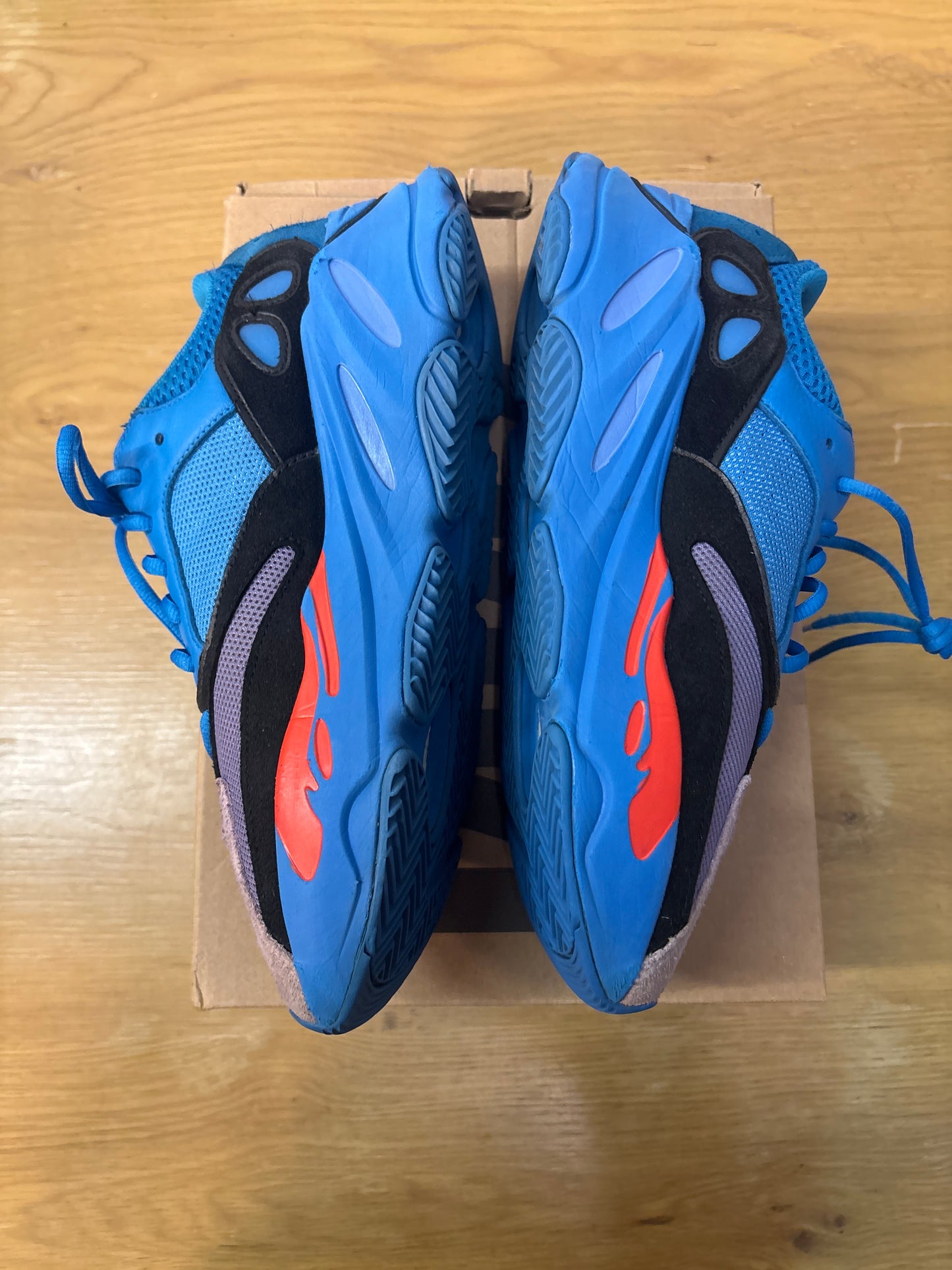YEEZY 700 HIRES BLUE USED SZ 10 (2)