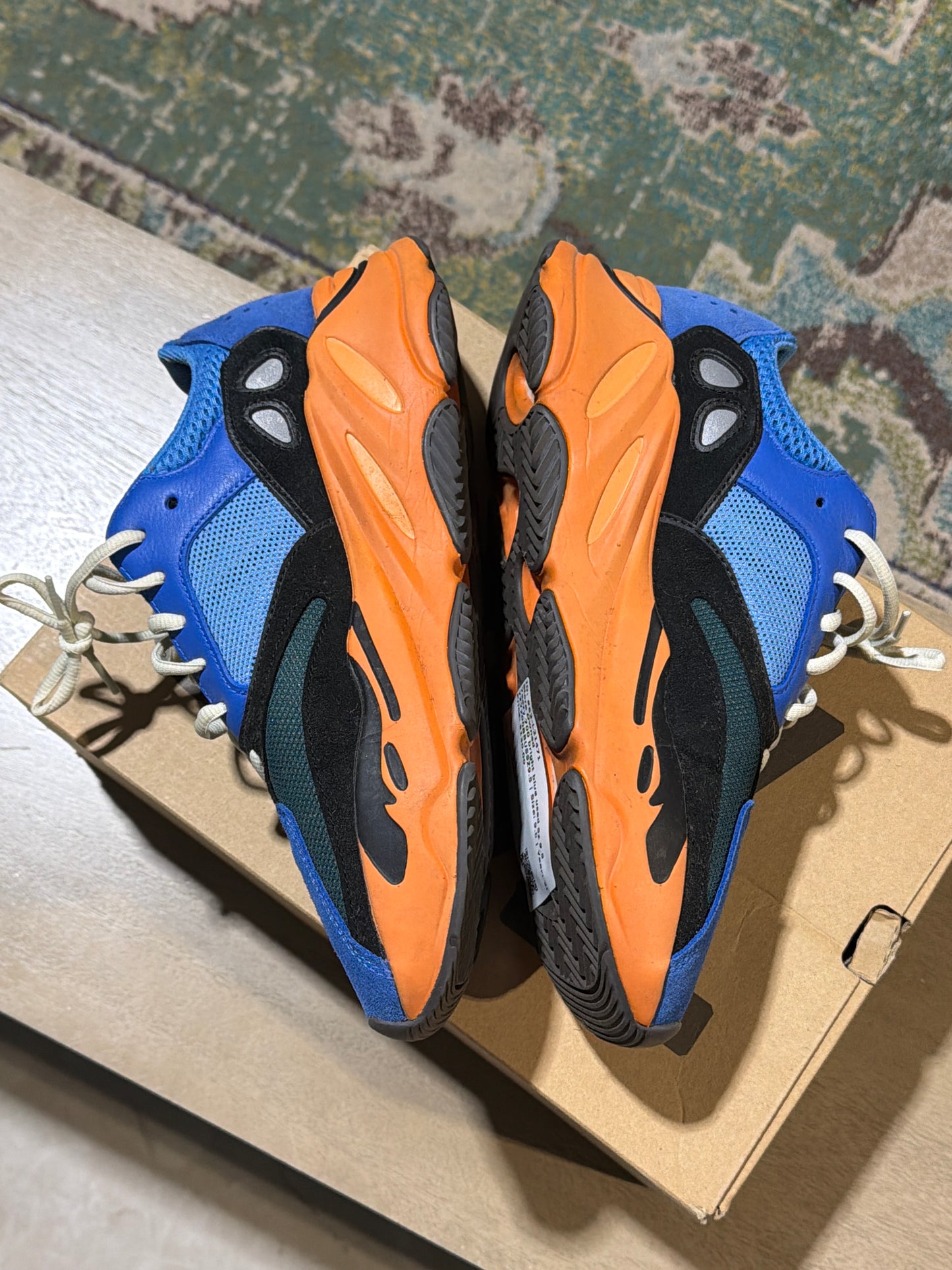 Yeezy 700 bright blue used Sz 9.5