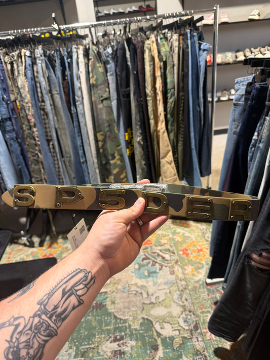 SP5DER CAMO LEATHER SPELLOUT BELT
