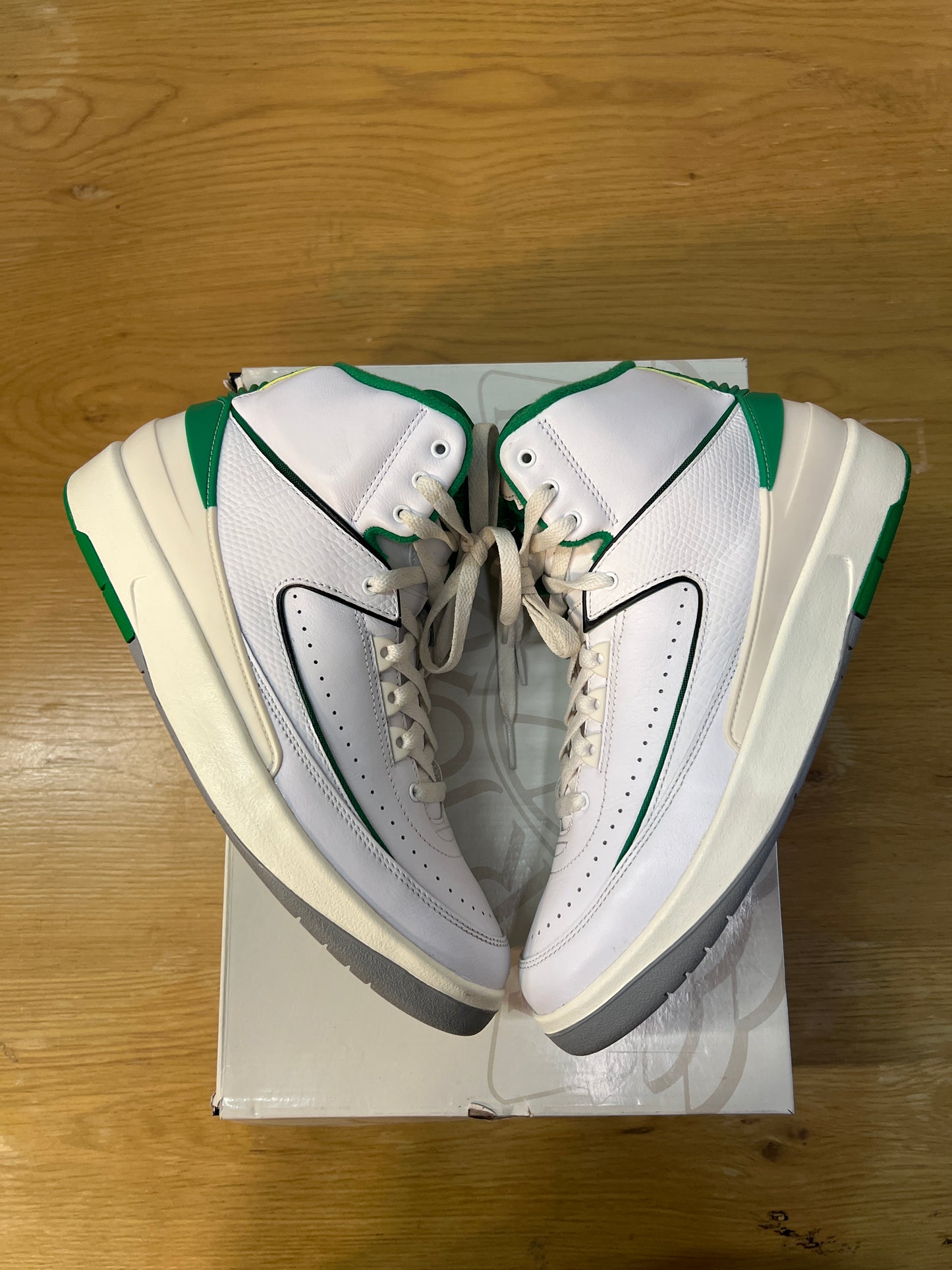 AIR JORDAN 2 RETRO LUCKY GREEN USED SIZE 9.5