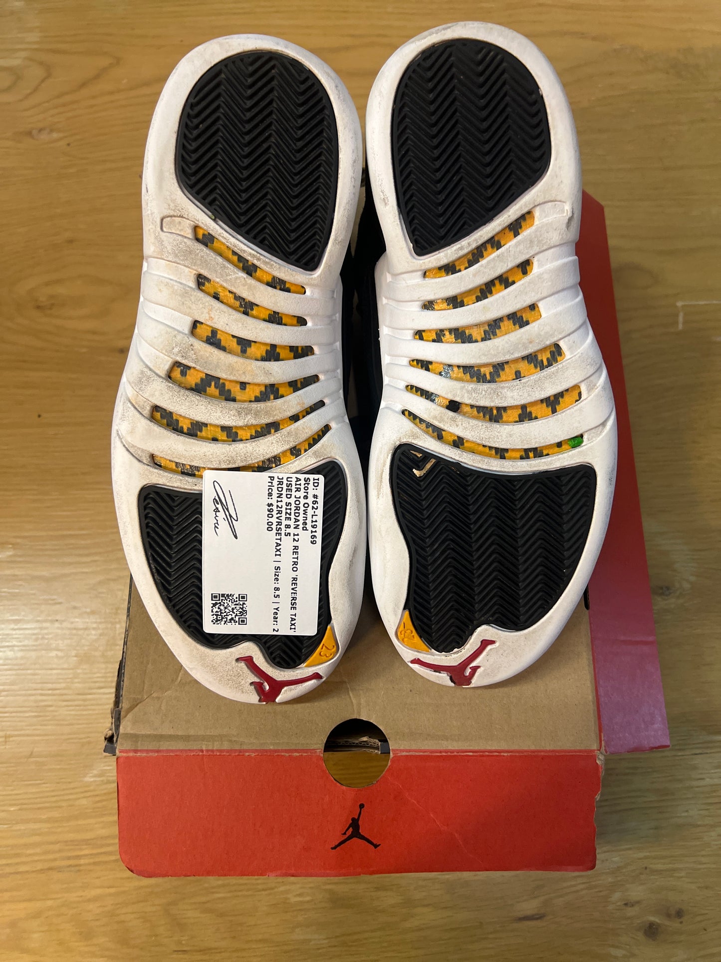 AIR JORDAN 12 RETRO REVERSE TAXI USED SIZE 8.5