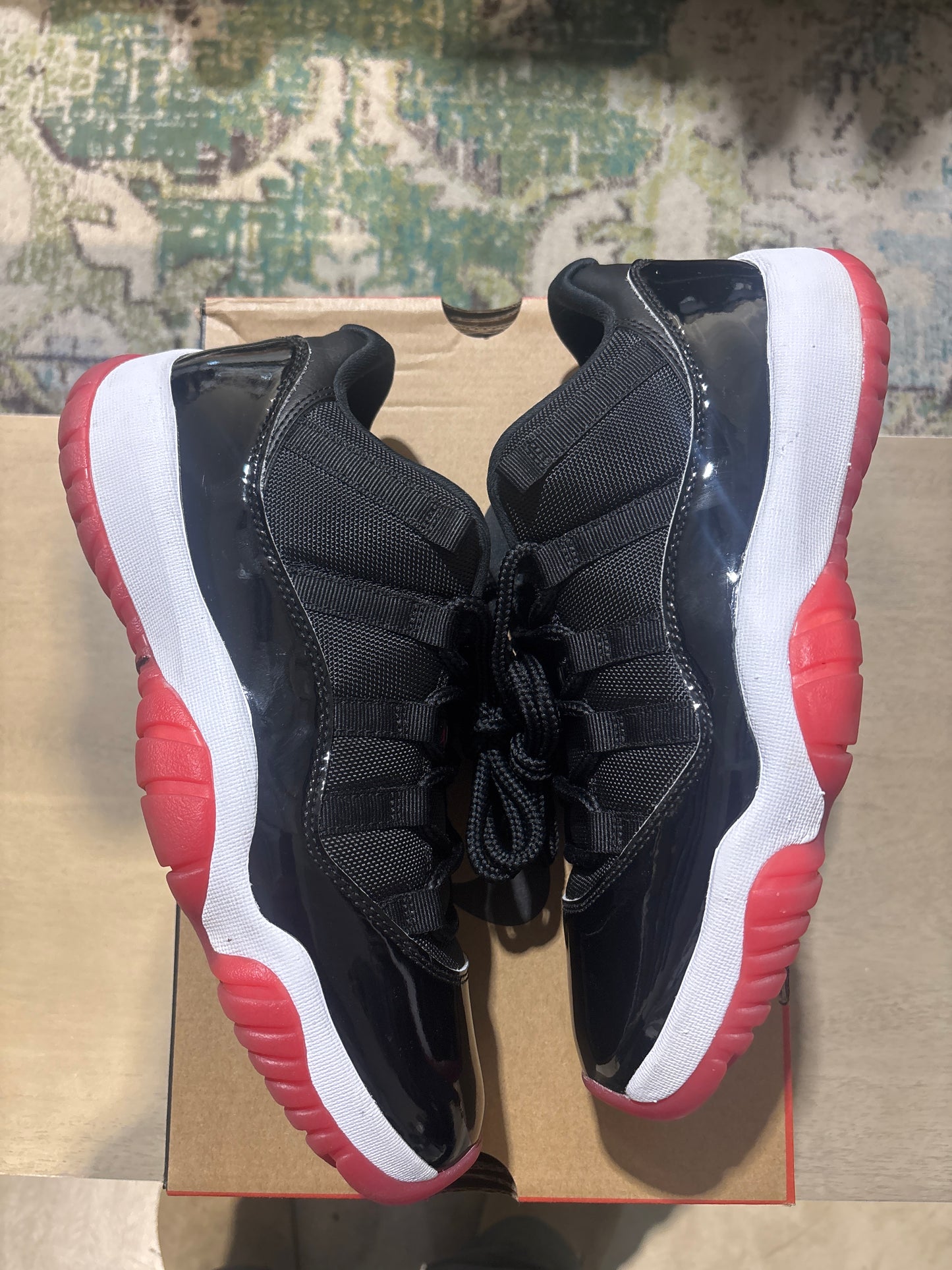 Jordan 11 bred low used sz 9
