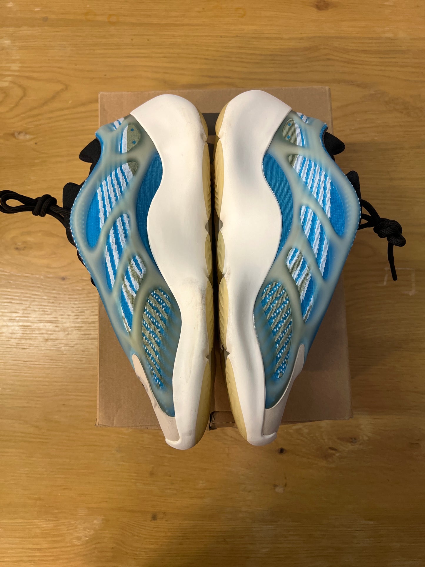 Yeezy 700 v3 azure sz 10.5 used