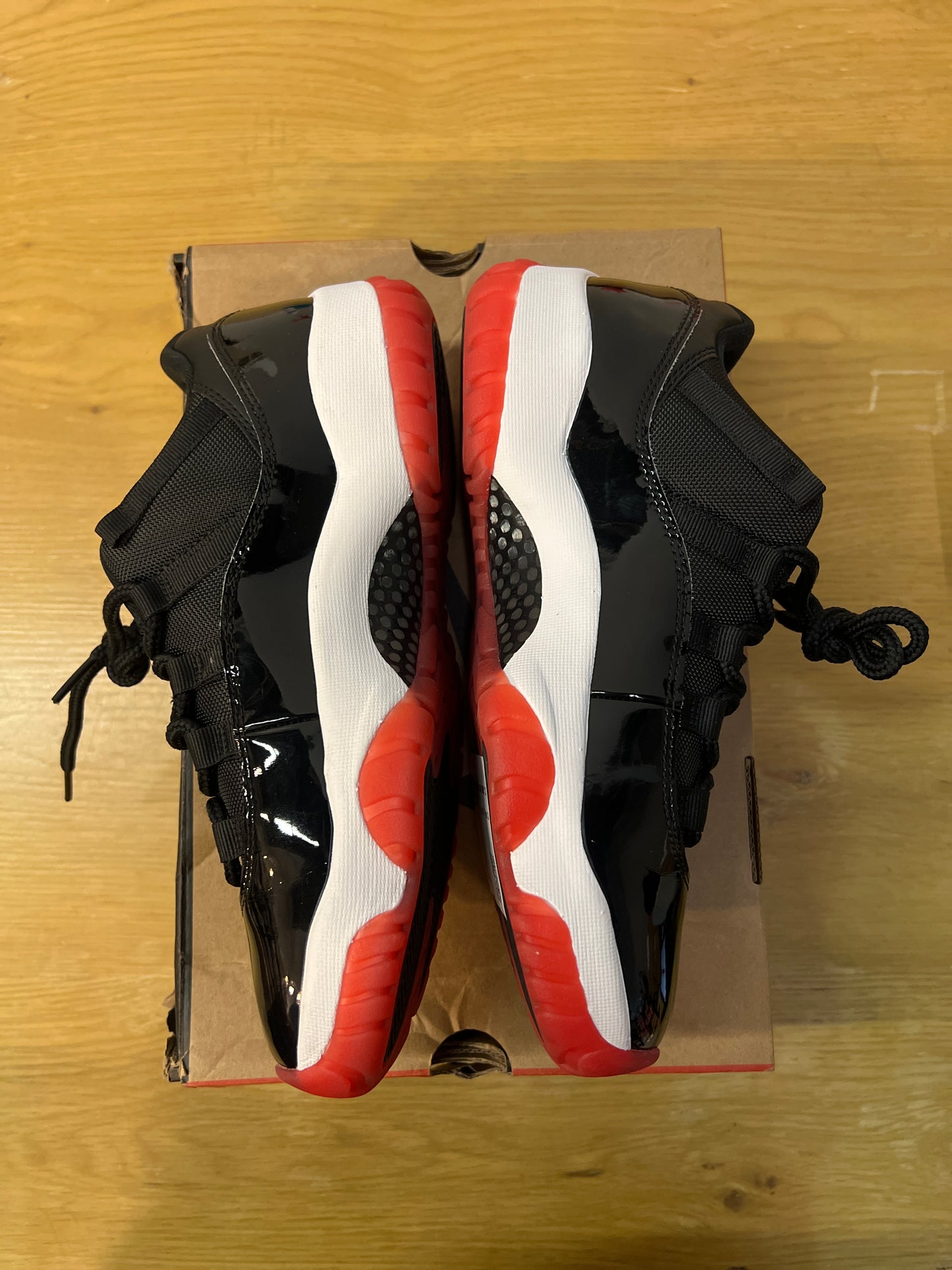 AIR JORDAN 11 RETRO LOW BRED 2025 USED SIZE 8.5