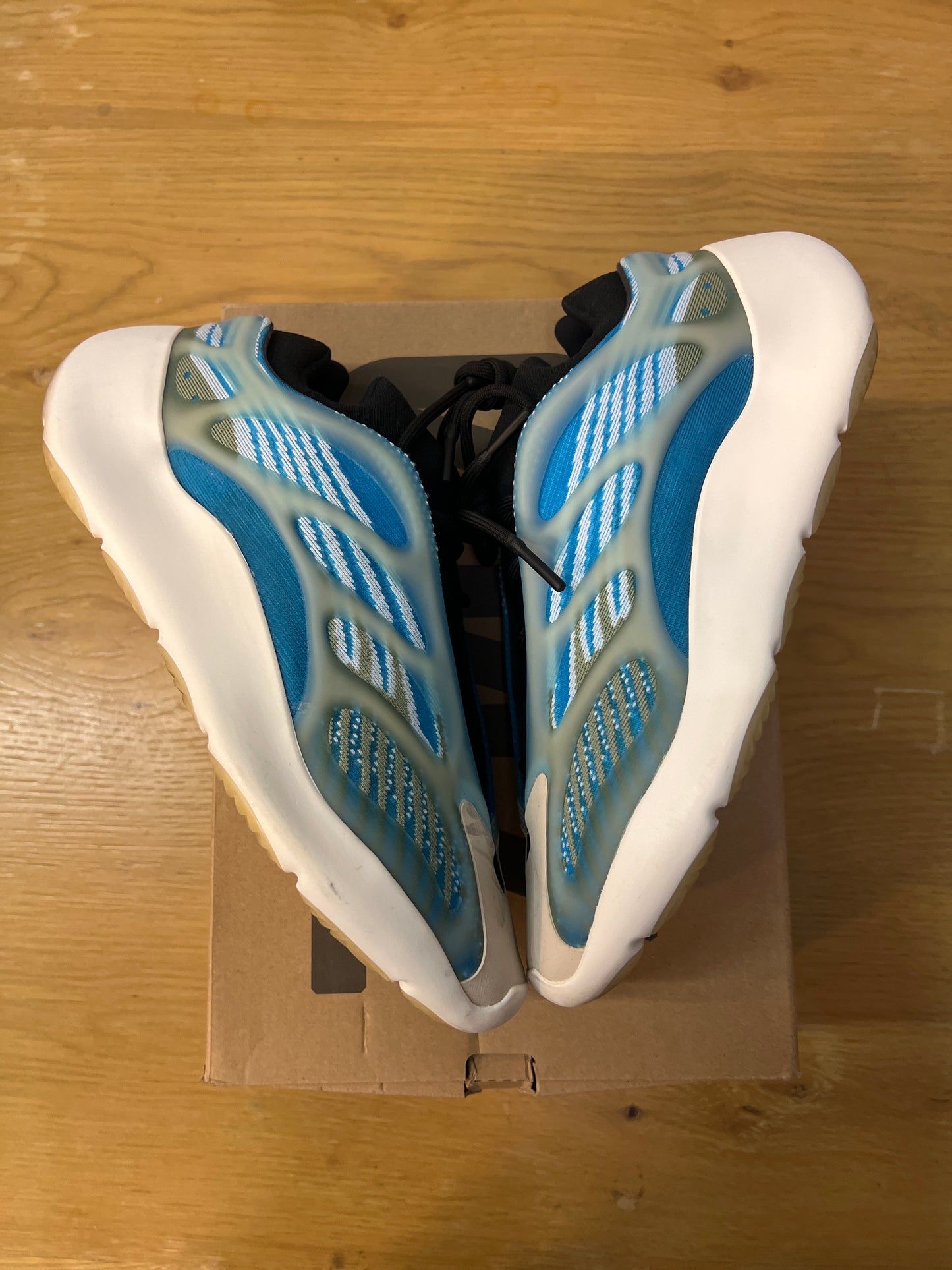 Yeezy 700 v3 azure sz 10.5 used