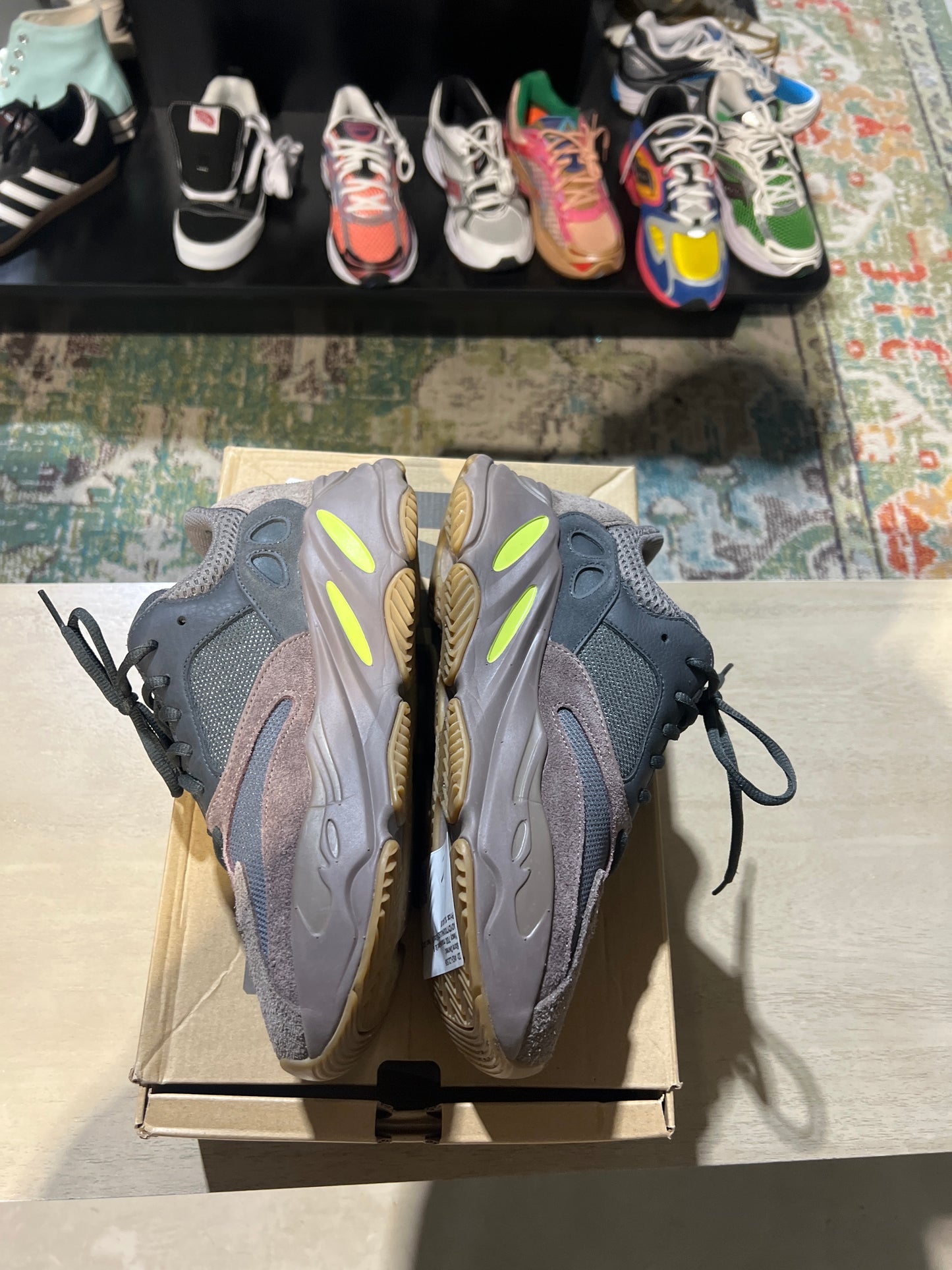 Yeezy 700 mauve used Sz 9