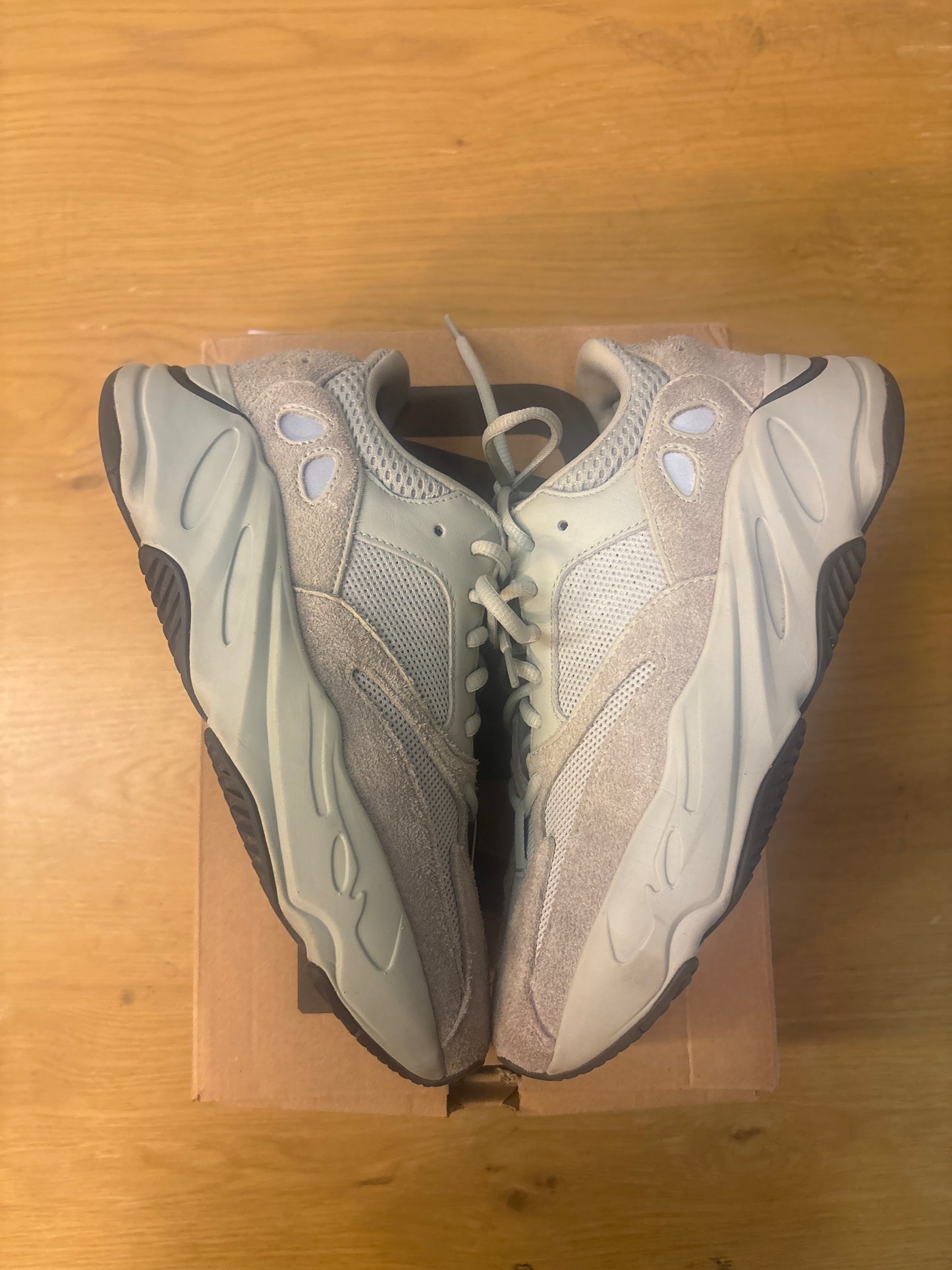 YEEZY BOOST 700 SALT 2024 USED SIZE 8