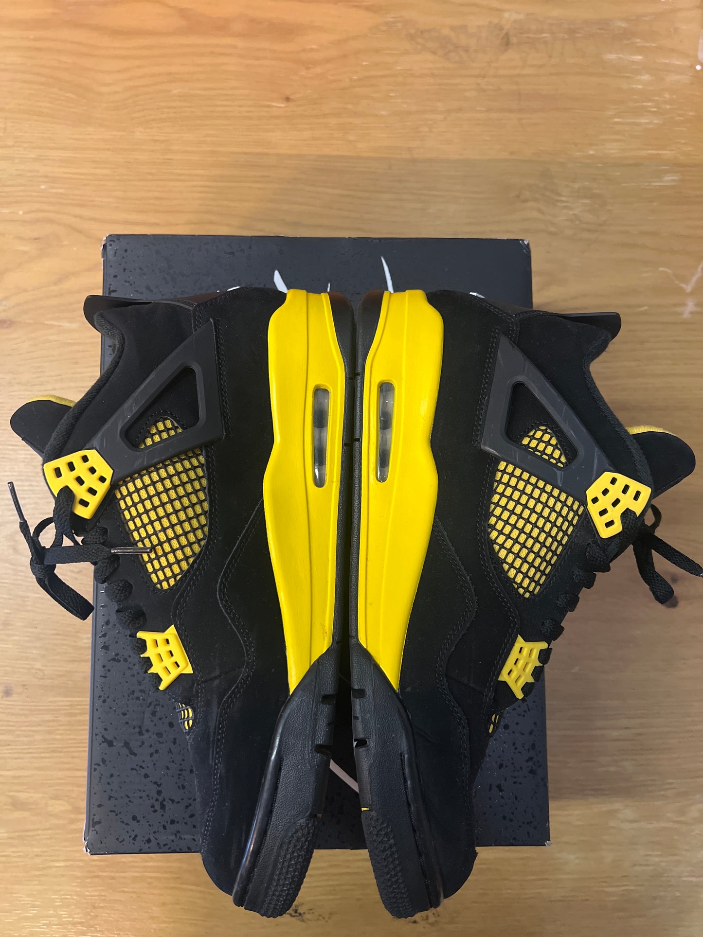 AIR JORDAN 4 RETRO THUNDER 2023 USED SIZE 12