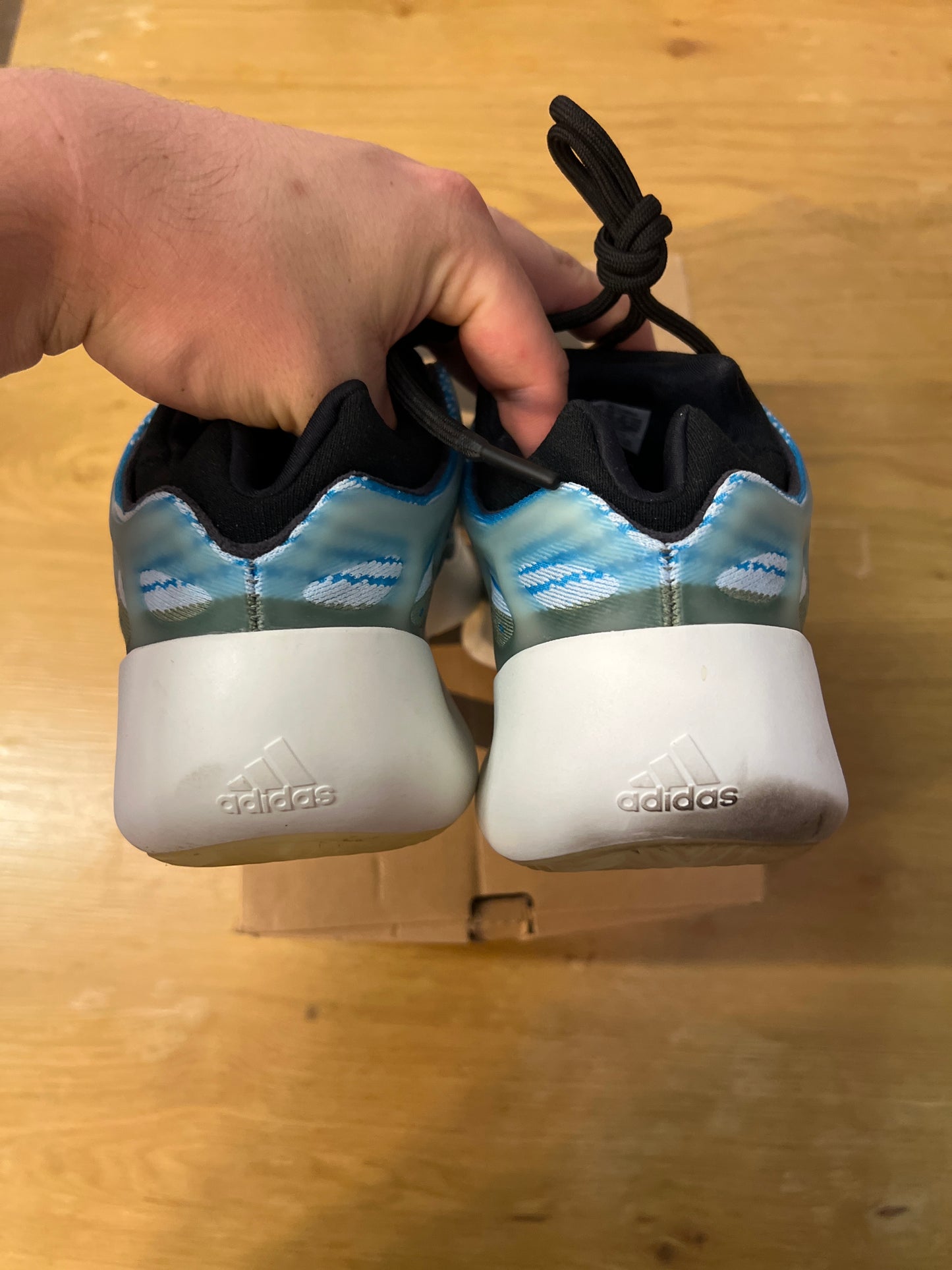 Yeezy 700 v3 azure sz 10.5 used