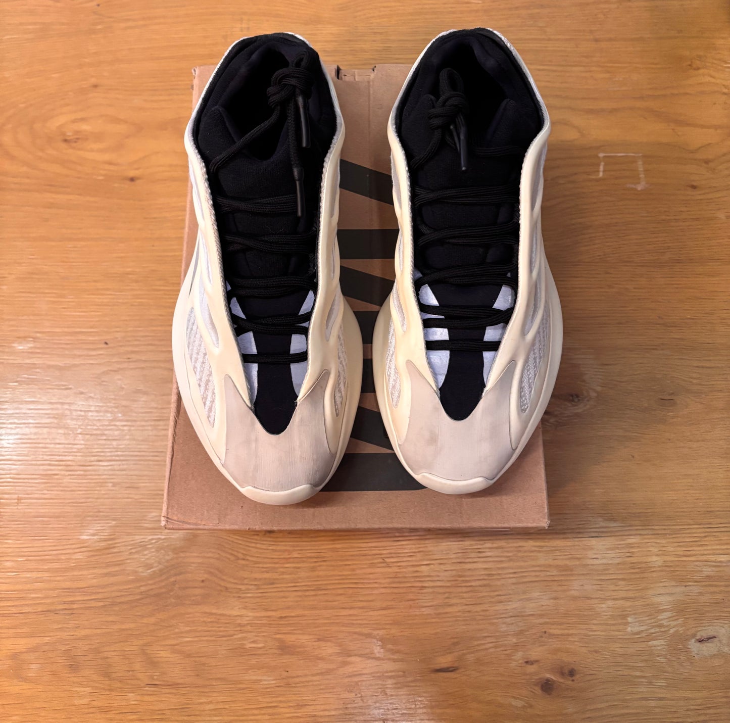 Yeezy 700 V3 Azael used size 9.5