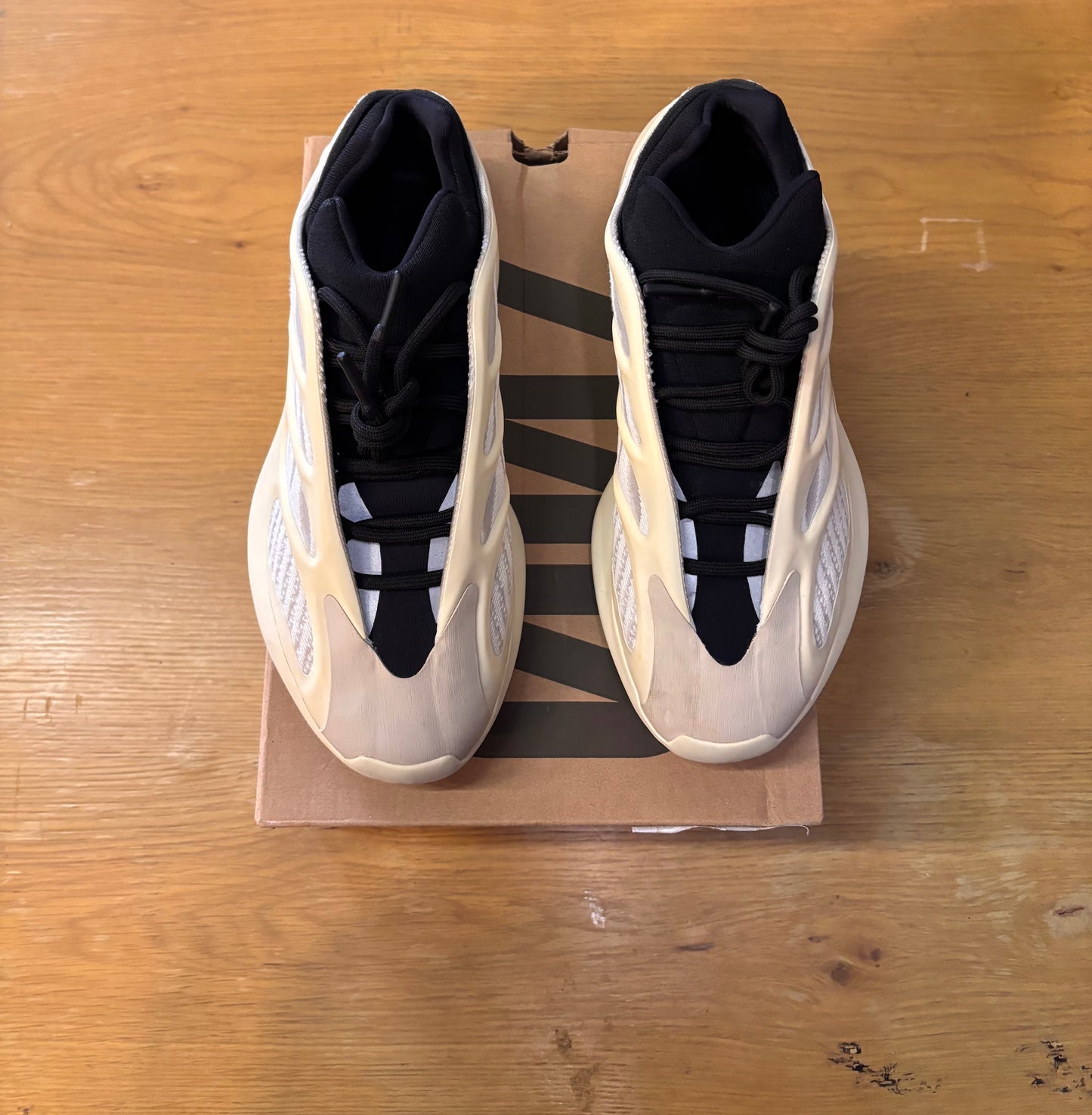 Yeezy 700 V3 Azael used size 9