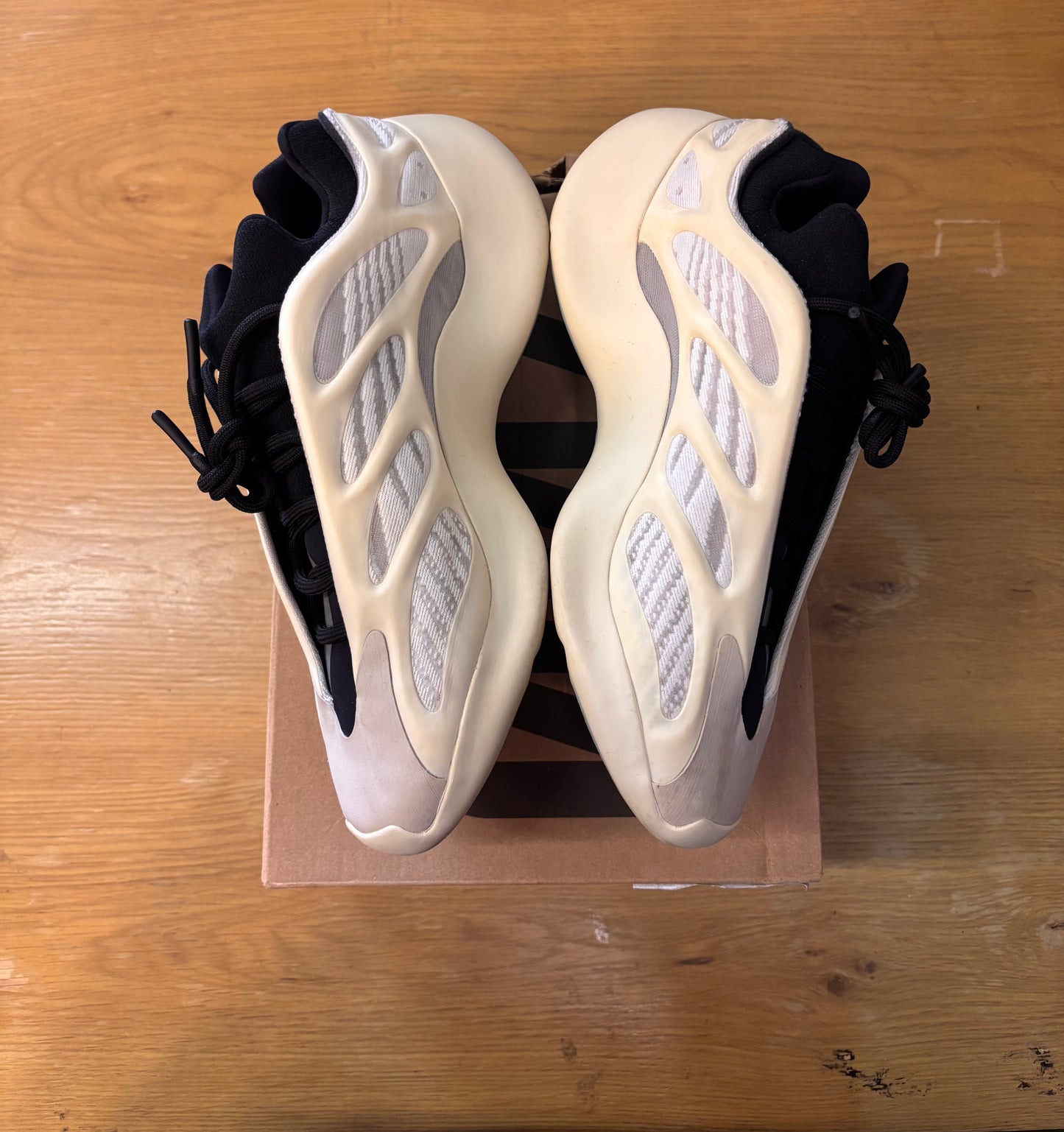 Yeezy 700 V3 Azael used size 9