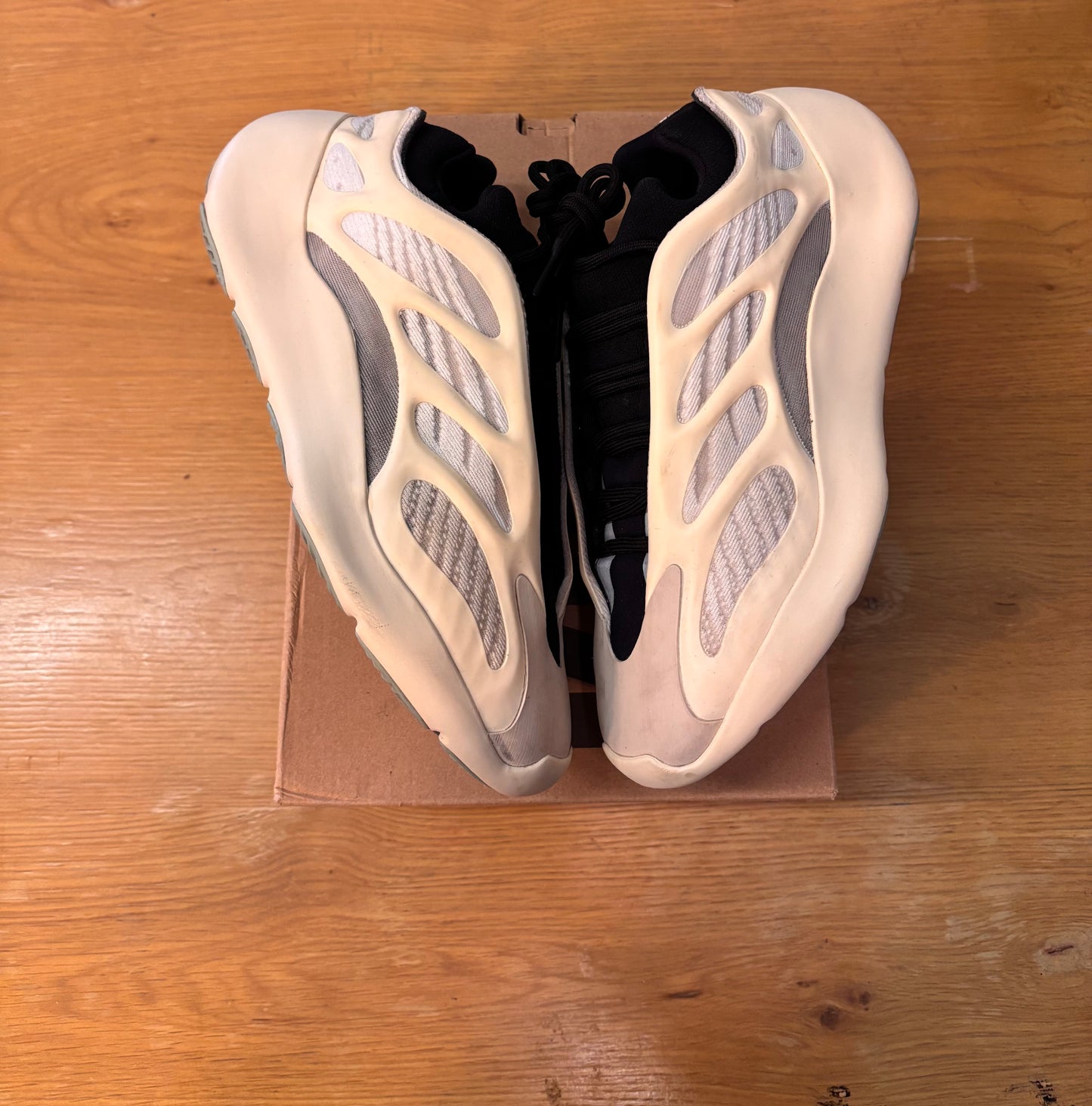Yeezy 700 V3 Azael used size 9.5