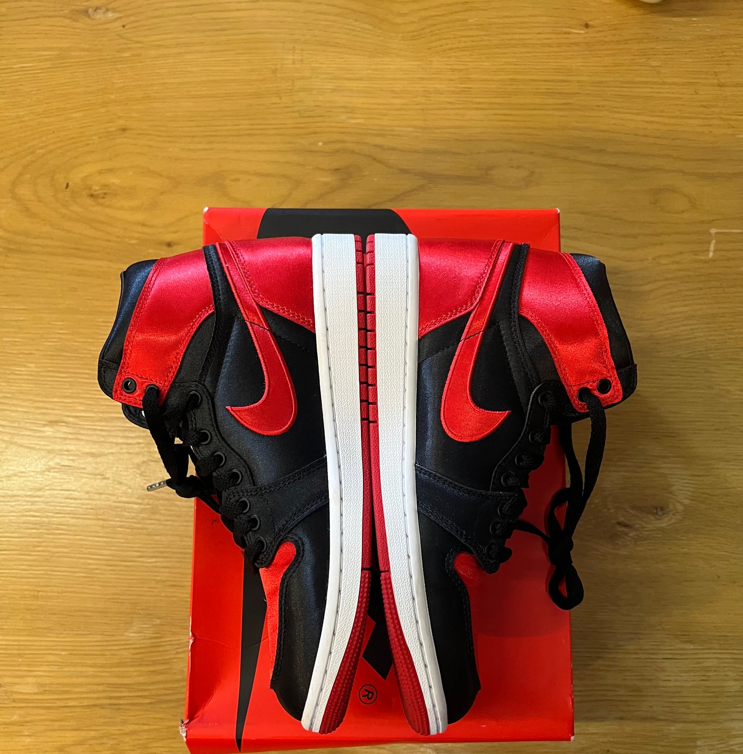 WMNS AIR JORDAN 1 RETRO HIGH OG SATIN BRED used size W8