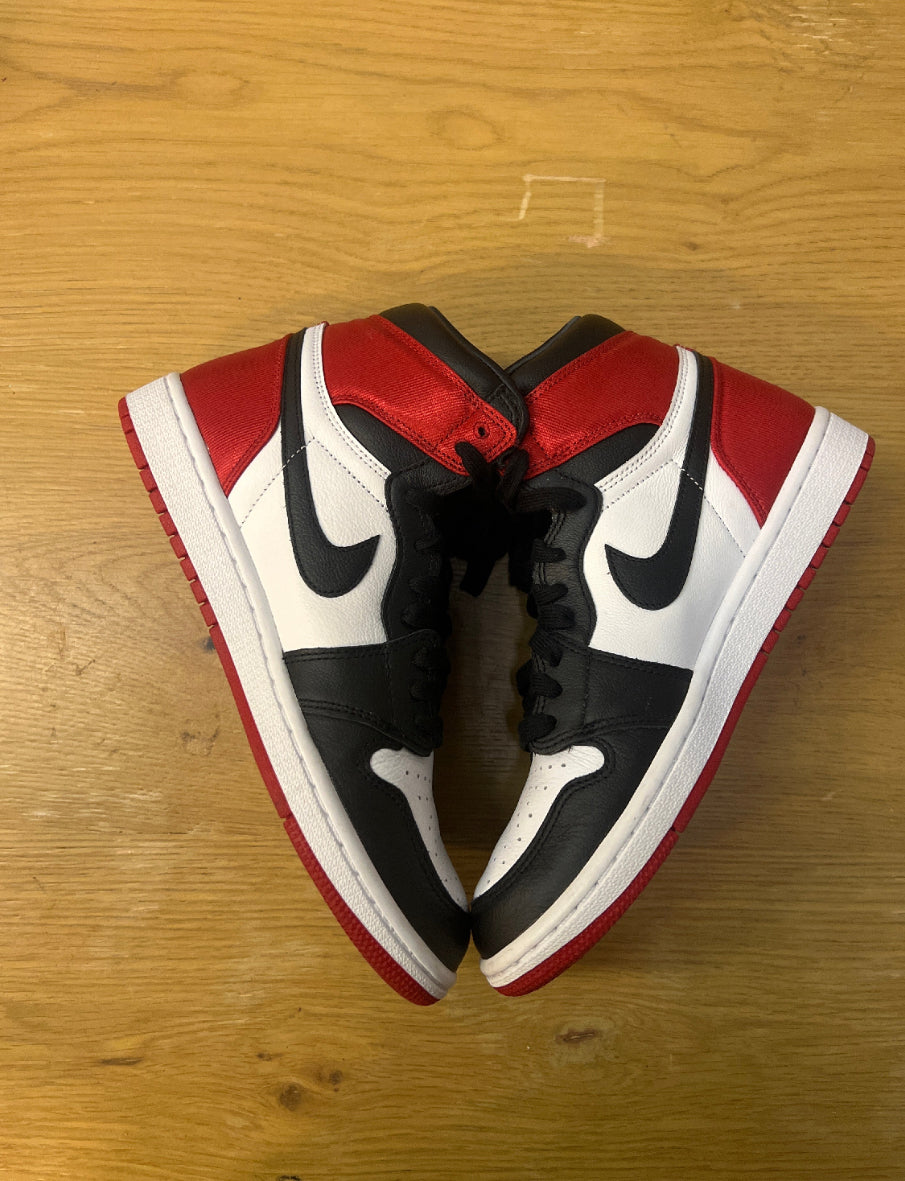 Air Jordan 1 satin Black toe used sz 8.5W