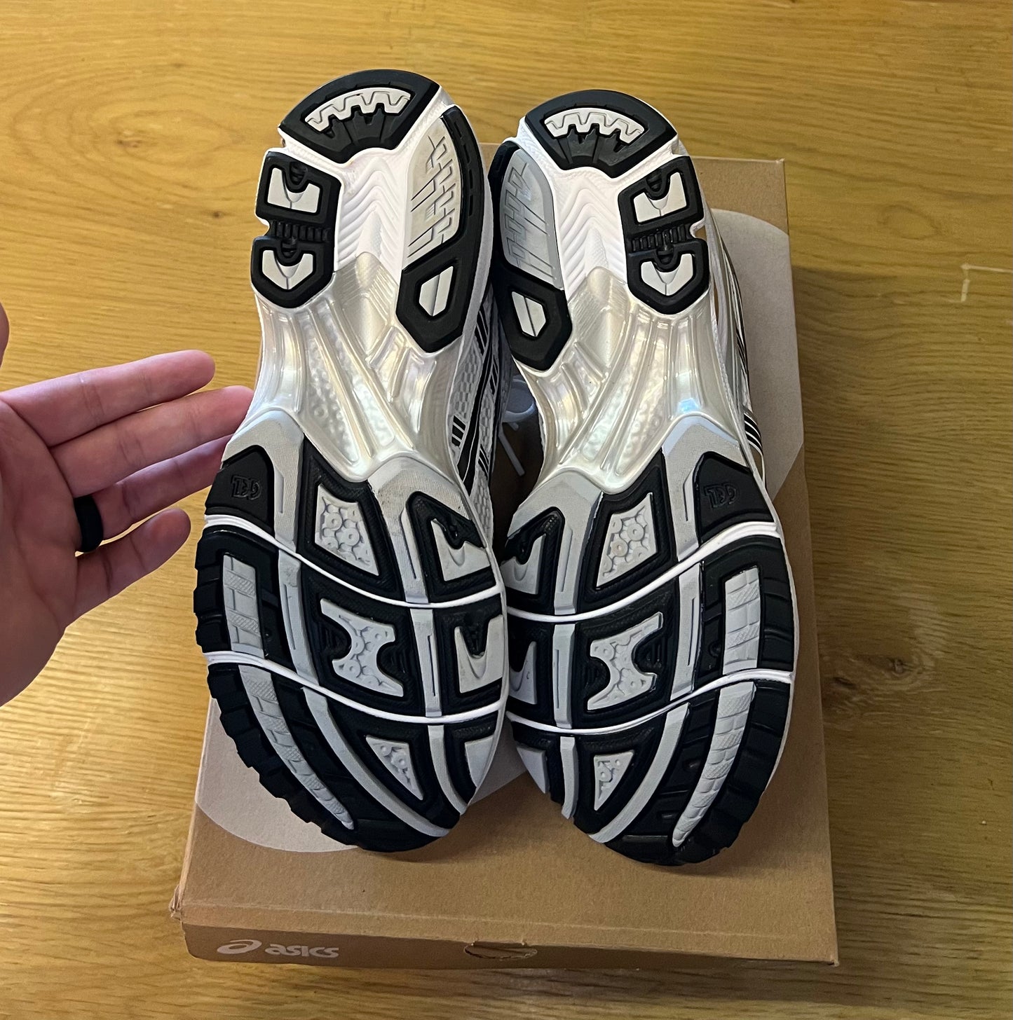GEL KAYANO 14 WHITE TAI-CHI YELLOW Used sz 8.5