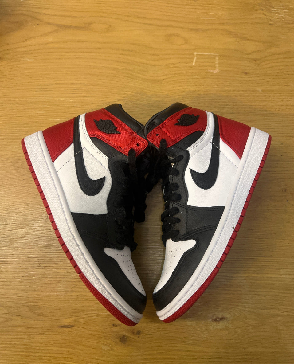 Air Jordan 1 satin Black toe used sz 8.5W