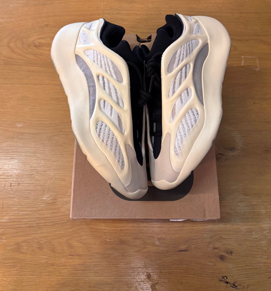 Yeezy 700 V3 Azael used size 9