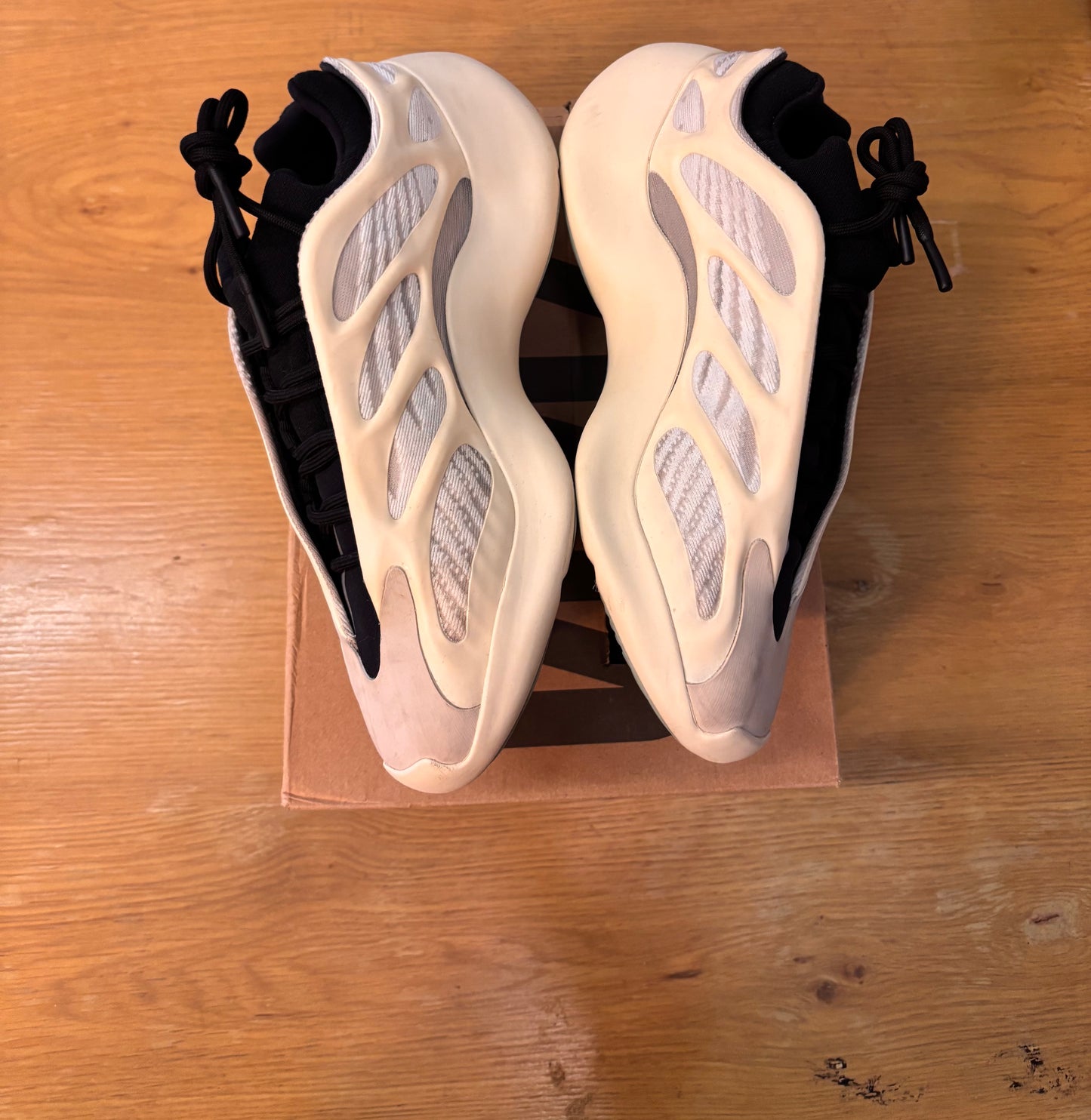 Yeezy 700 V3 Azael used size 9.5