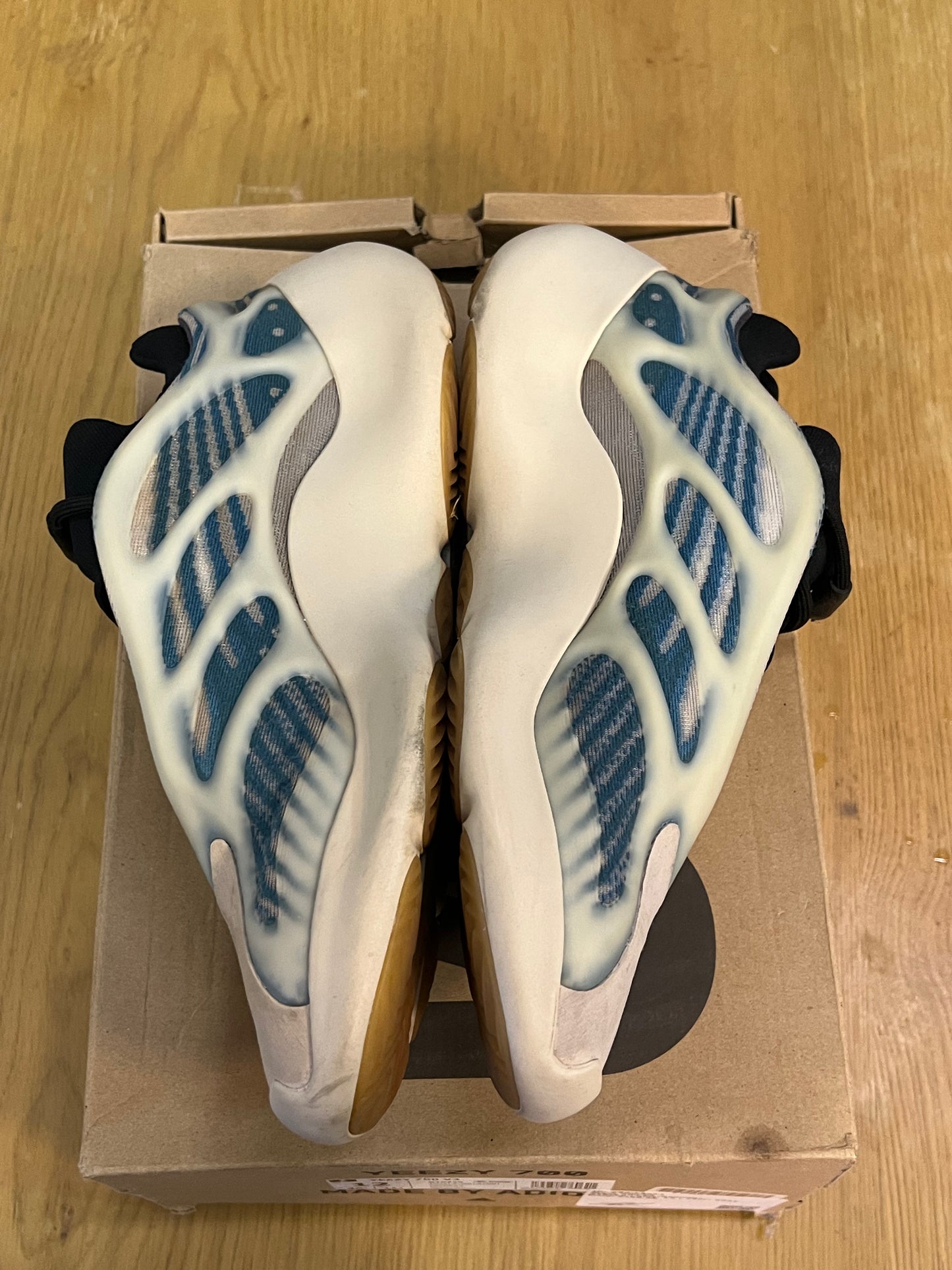 YEEZY 700 V3 KYANITE USED SZ 12