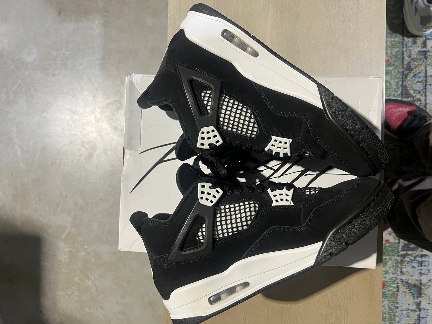 Jordan 4 white thunder used sz 10