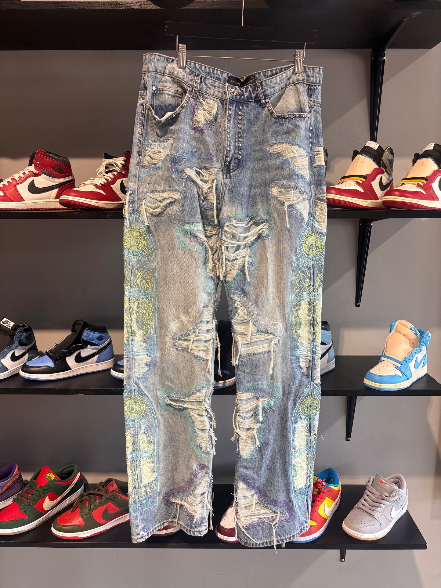 who decides war stud distressed jean