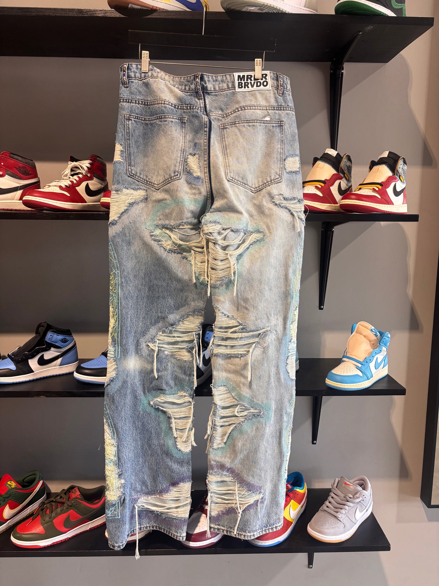 who decides war stud distressed jean